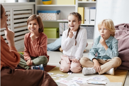 guarderia-bormujos-niños-aprendiendo-ingles